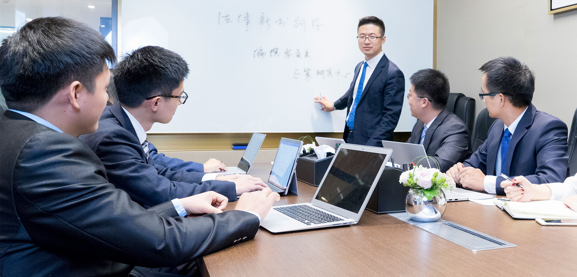 律师与客户亲切握手