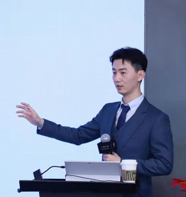 团队在办公室庆祝项目成功