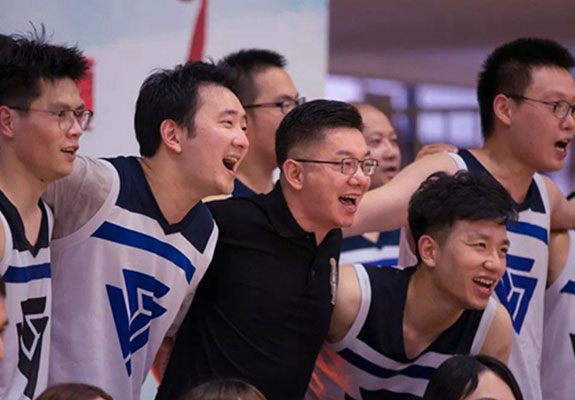 律师与客户亲切握手