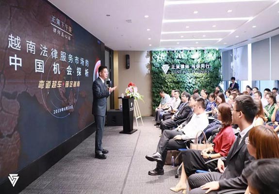 律师团队在会议室进行案例讨论